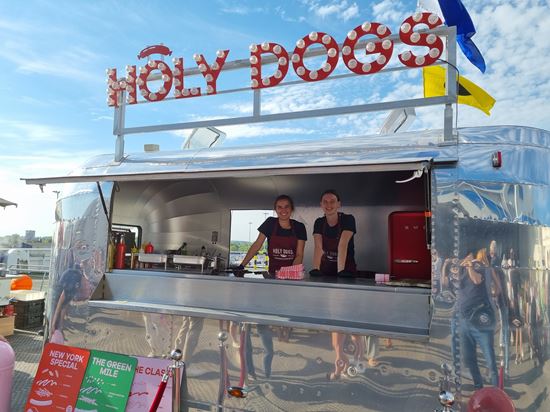 Foodtruck Holy Dogs op een personeelsfeest
